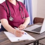 ナースウェアで働きやすさUP！看護師が重視する機能とデザイン